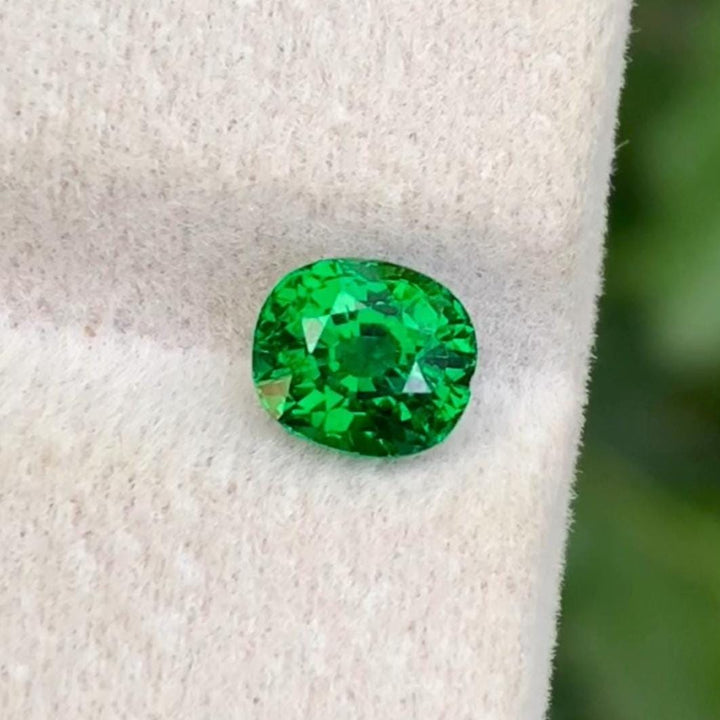 Tsavorite Garnet 1.15ct Oval Cut – Vivid Green Gemstone from Tanzania