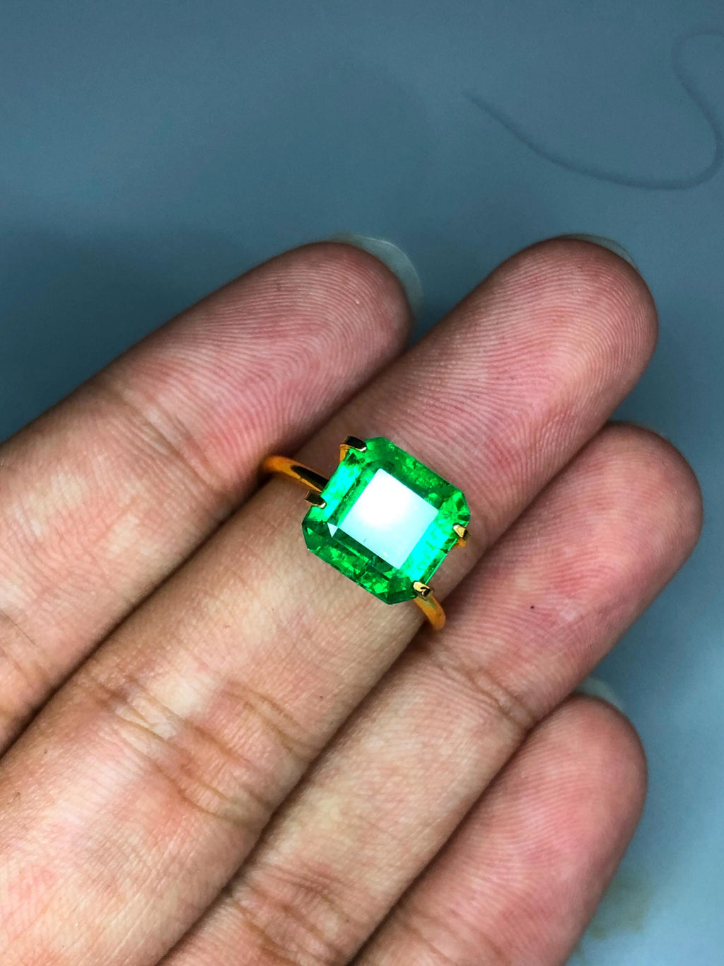 3.97 Ct Top Quality Natural Vivid Green Emerlad from zambia