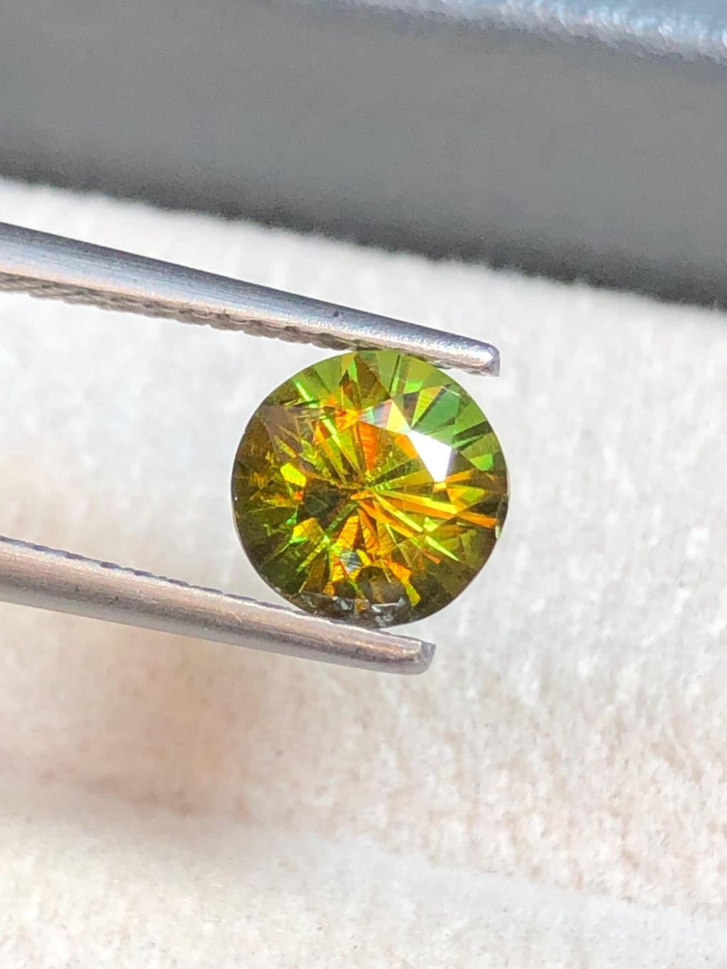 Chrome Sphene 1.30ct Round Cut – Madagascar • Full Fire