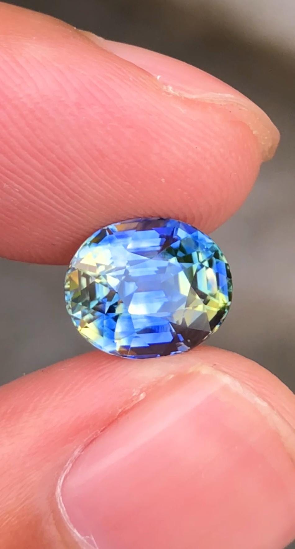 Bi colour top Sapphire 4.17 carat-Blue Bi Color