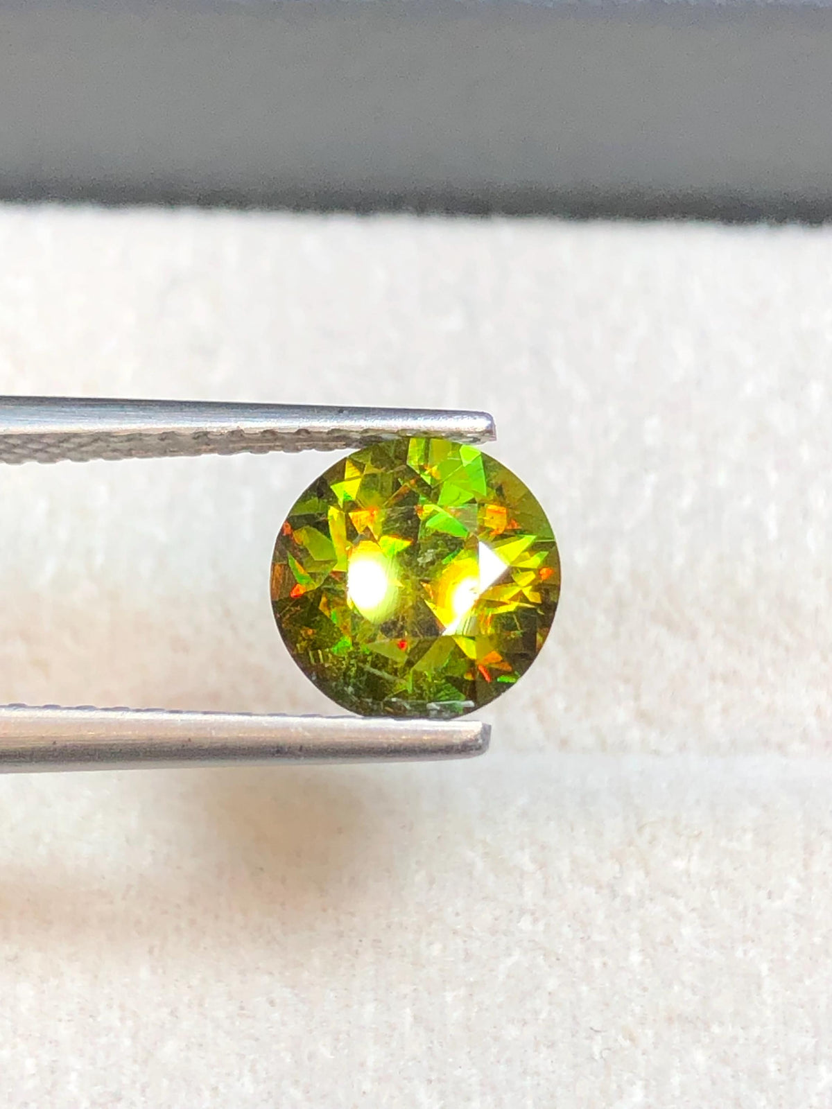 Chrome Sphene 1.75ct Round Cut – Madagascar • Full Fire