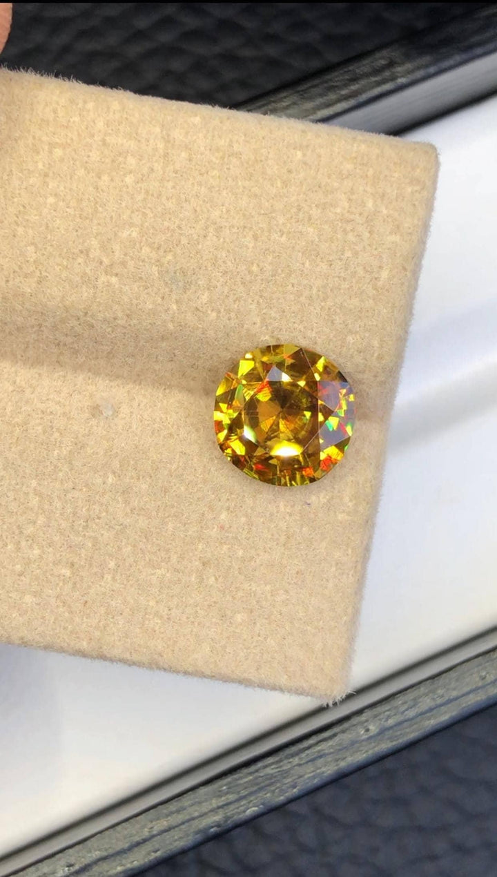 Trichroic Sphene Gemstone: 1.90 CT Round Cut, Zagi Mine