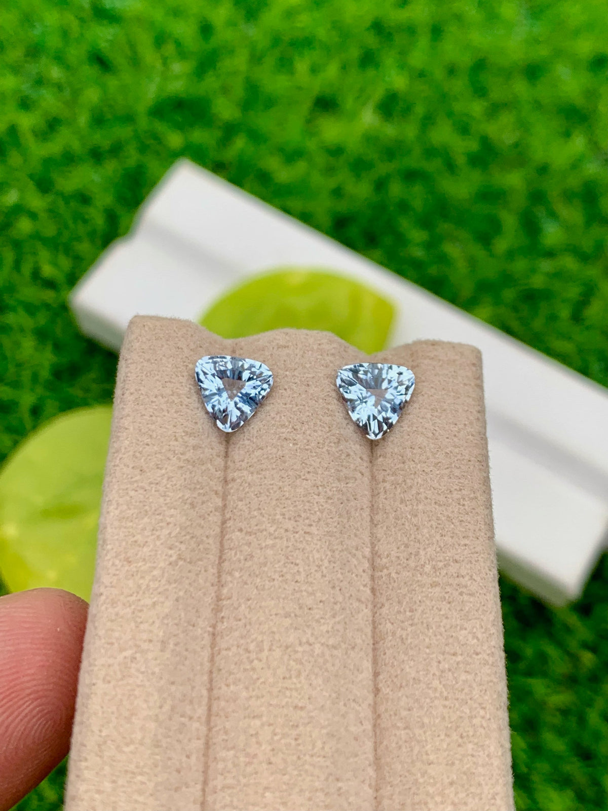 Santa Maria Blue Aquamarine Gemstone Pair: Trillion Cut, 1.90 CT
