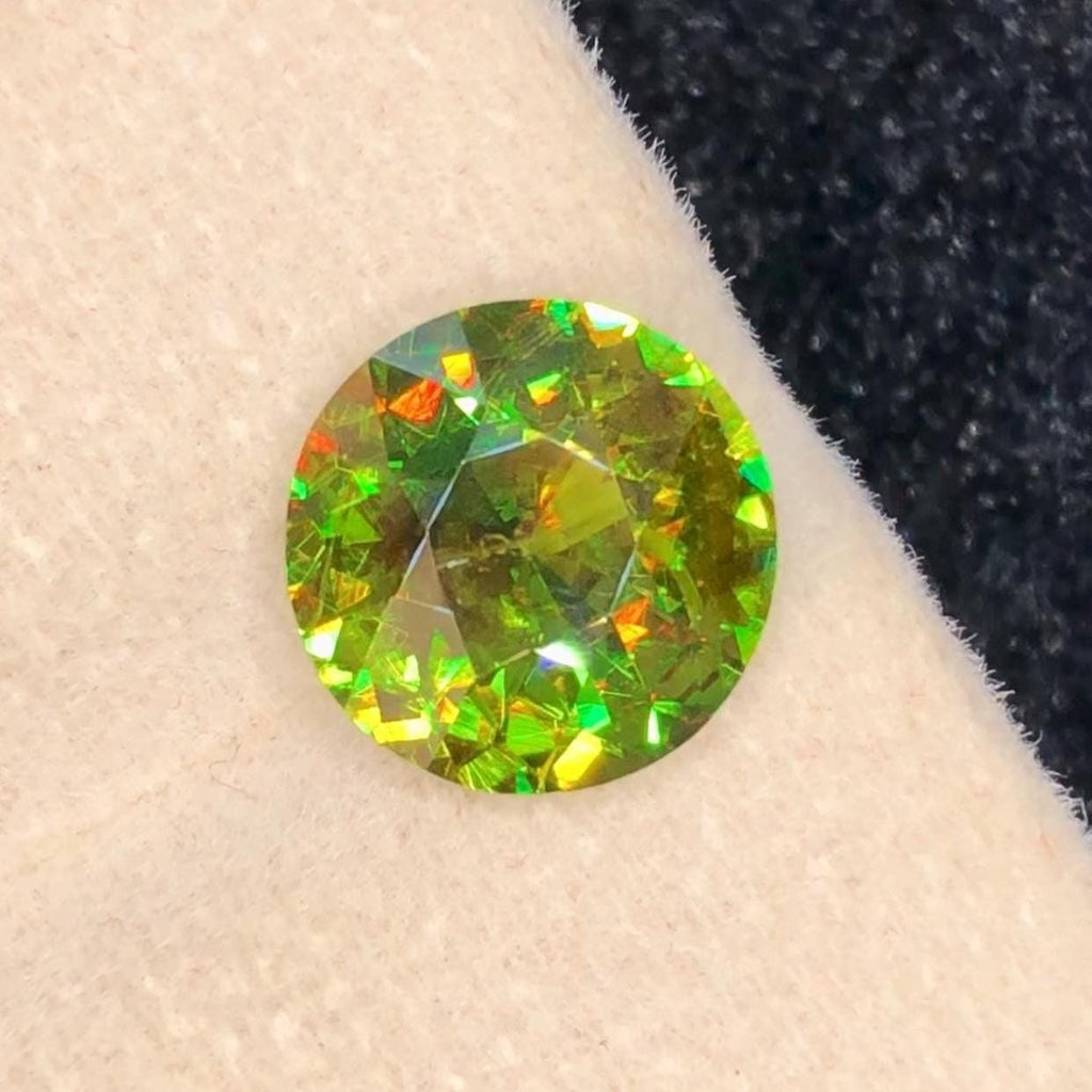 Chrome sphene 3.35ct round cut with fire — Pakistan