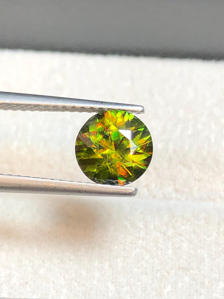 Chrome Sphene 1.55ct Round Cut – Madagascar • Full Fire