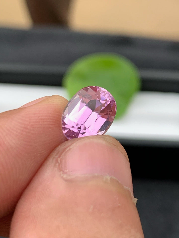 Lilac Pink Kunzite Gemstone: Flawless Oval Cut, 4.10 CT