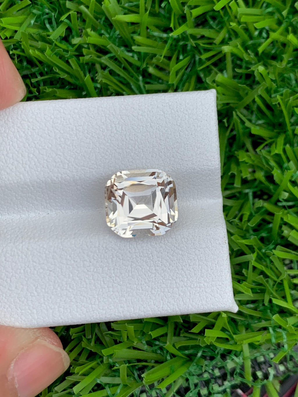 Morganite 4.60ct Cushion Cut – Golden Peach Sparkle