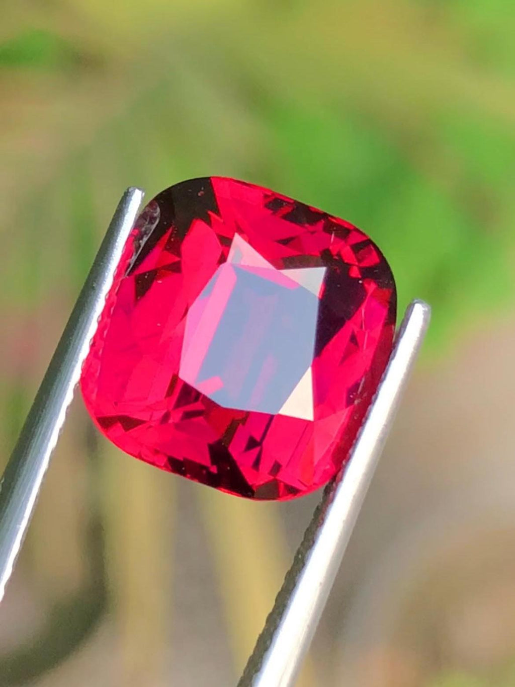 Rhodolite Garnet 7.05 ct Cushion Cut – Certified Raspberry-Tone Tanzanian Gemstone