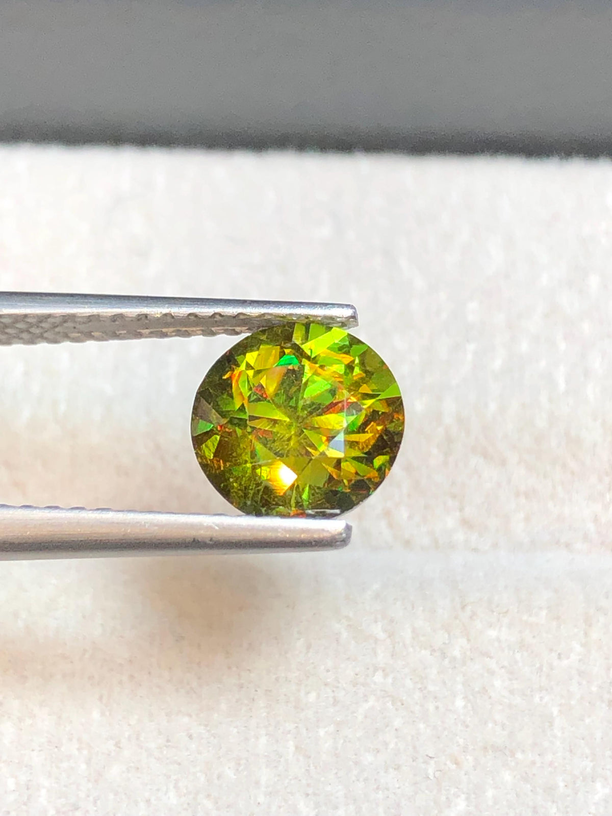 Chrome Sphene 1.75ct Round Cut – Madagascar • Full Fire