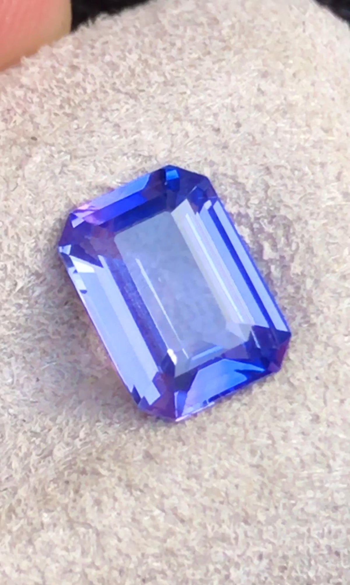 A very beautiful Certified natural colour change sapphire  gemstone