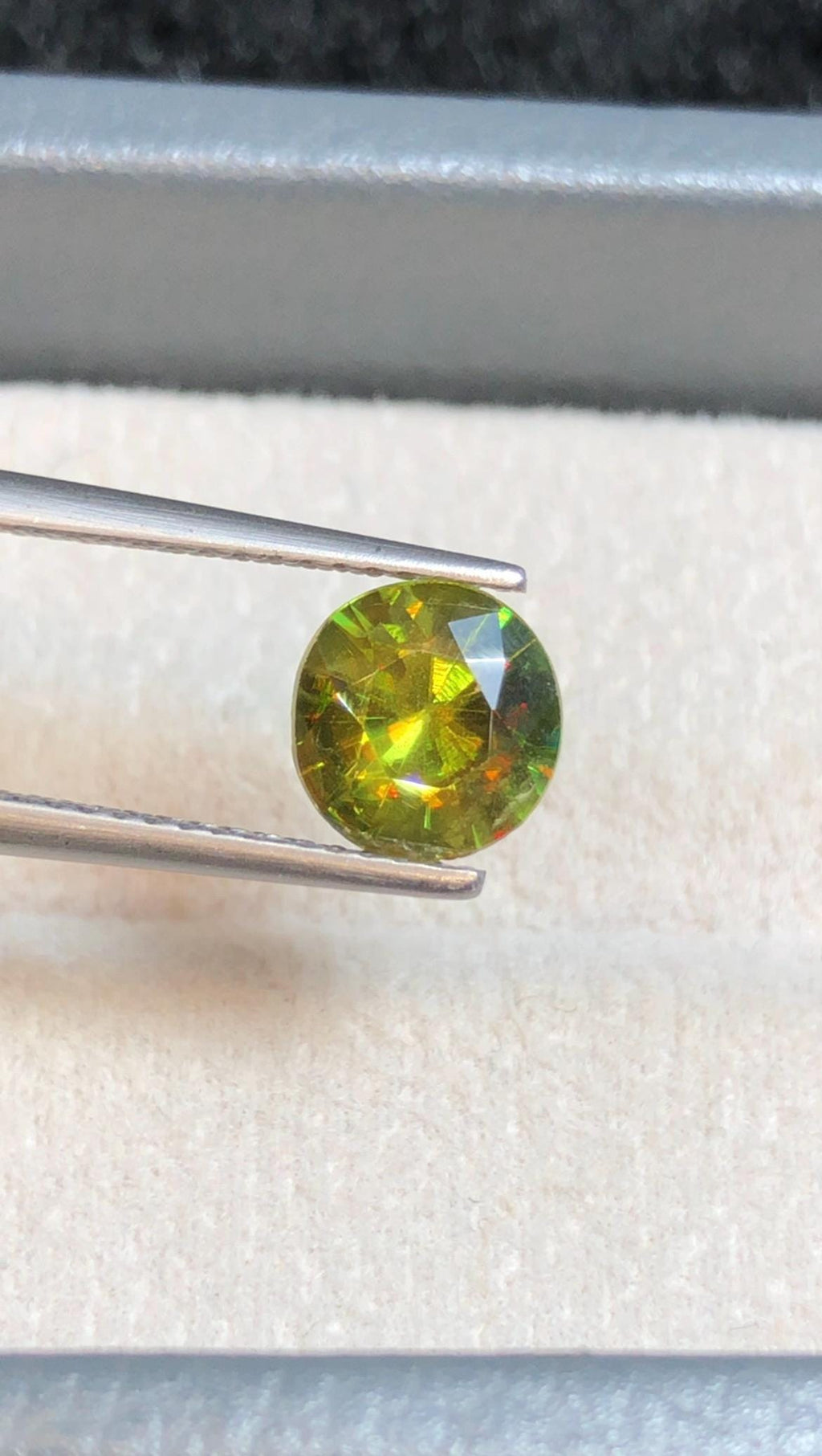 Chrome Sphene 1.20ct Round Cut – Madagascar • Full Fire