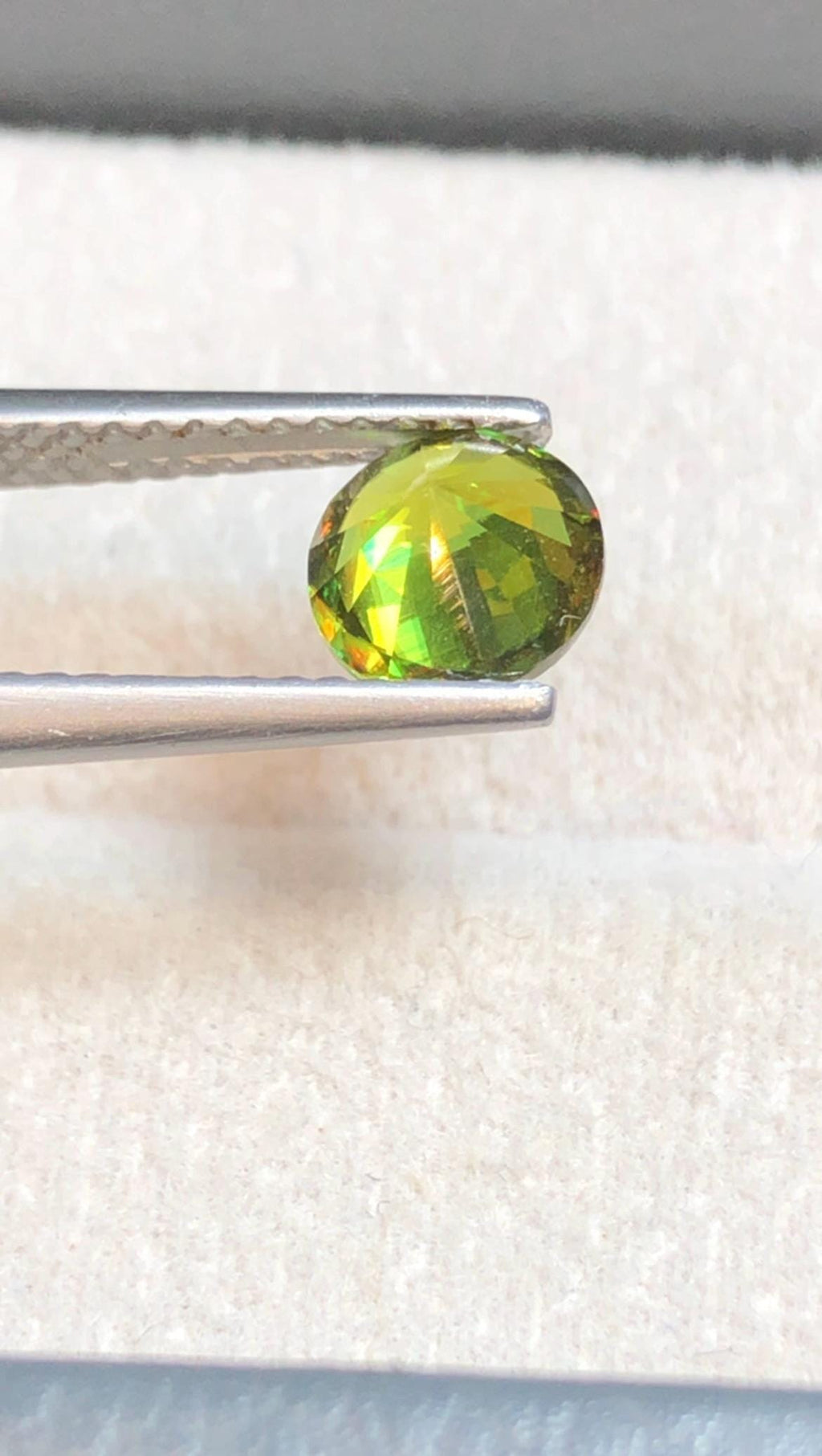 Chrome Green Sphene 1ct Round Cut – Madagascar • Full Fire