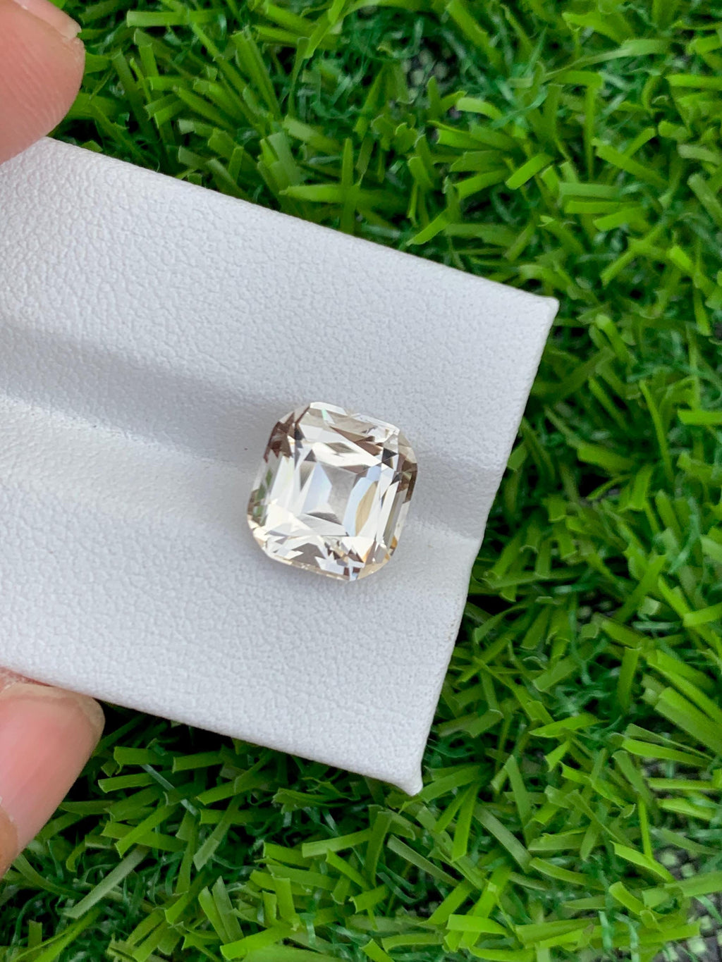 Morganite 4.60ct Cushion Cut – Golden Peach Sparkle